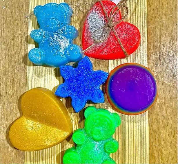 Colorful soap bars shaped like bears, a star, and hearts on a wooden surface with 'Fonlab' branding.